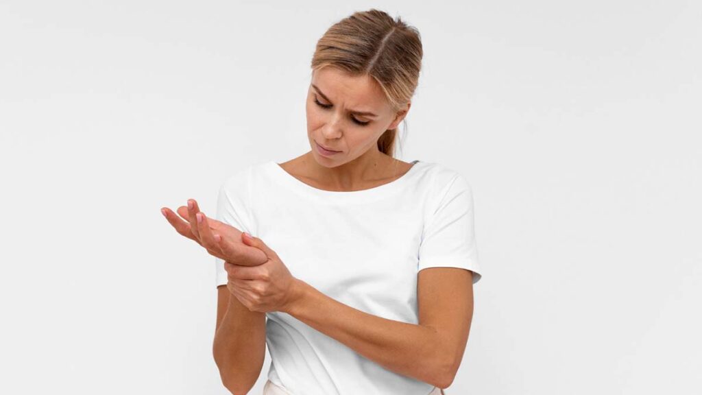 mujer-muneca-abierta-esguince-dolor