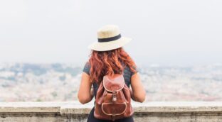Crece el número de mujeres que viajan solas: un fenómeno que redefine el turismo