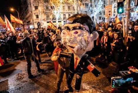 Investigan a seis personas por el linchamiento a un muñeco de Sánchez en Ferraz en 2023