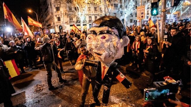 Investigan a seis personas por el linchamiento a un muñeco de Sánchez en Ferraz en 2023