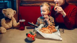 Uno de cada tres niños usa el móvil en los restaurantes: ¿qué consecuencias tiene?