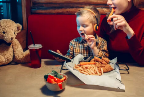 Uno de cada tres niños usa el móvil en los restaurantes: ¿qué consecuencias tiene?