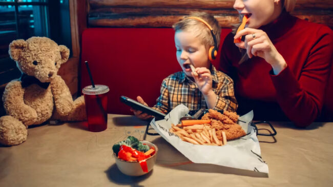 Uno de cada tres niños usa el móvil en los restaurantes: ¿qué consecuencias tiene?