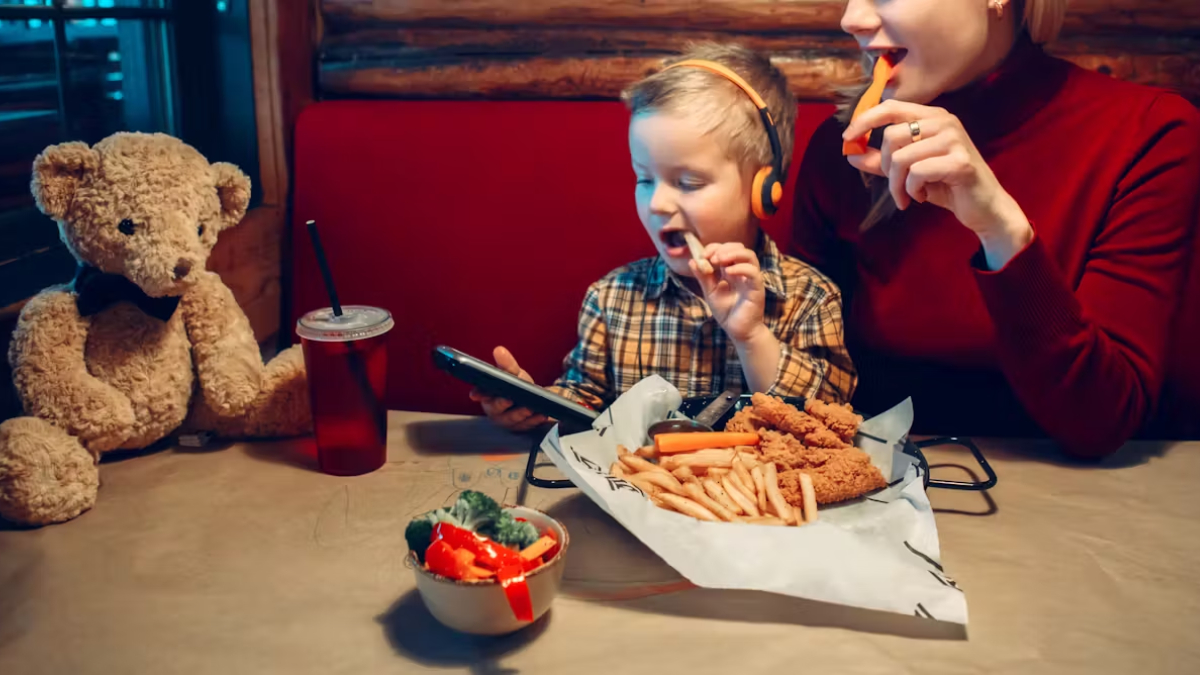 Uno de cada tres niños usa el móvil en los restaurantes: ¿qué consecuencias tiene?