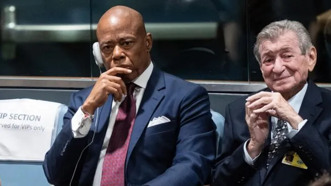 El alcalde de Nueva York, Eric Adams, renuncia a la reelección a un mes de las elecciones