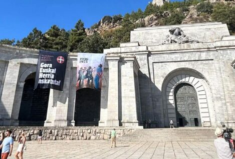 Activistas de Sortu colocan en el Valle de los Caídos pancartas con dos etarras fusilados