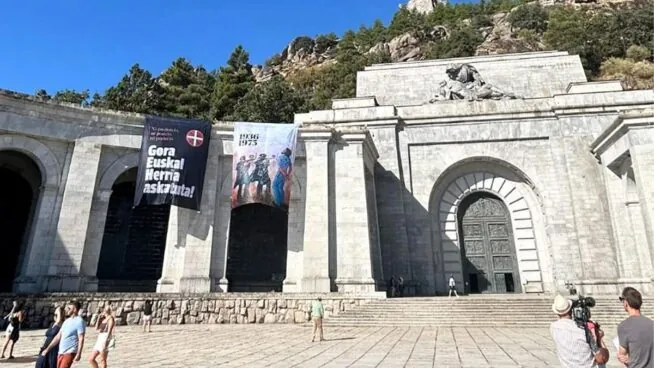 Activistas de Sortu colocan en el Valle de los Caídos pancartas con dos etarras fusilados