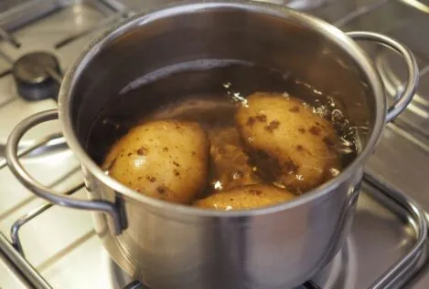 Papel mojado y cinco minutos en el microondas: el truco de una cocinera para cocer una patata