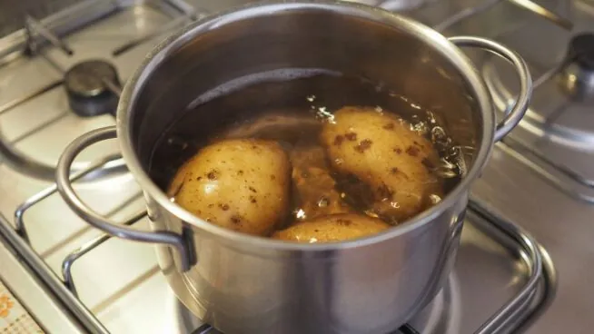 Papel mojado y cinco minutos en el microondas: el truco de una cocinera para cocer una patata
