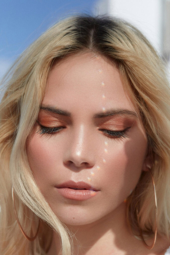Maquillaje con efecto sunkissed. (Fuente: Ron Lach)