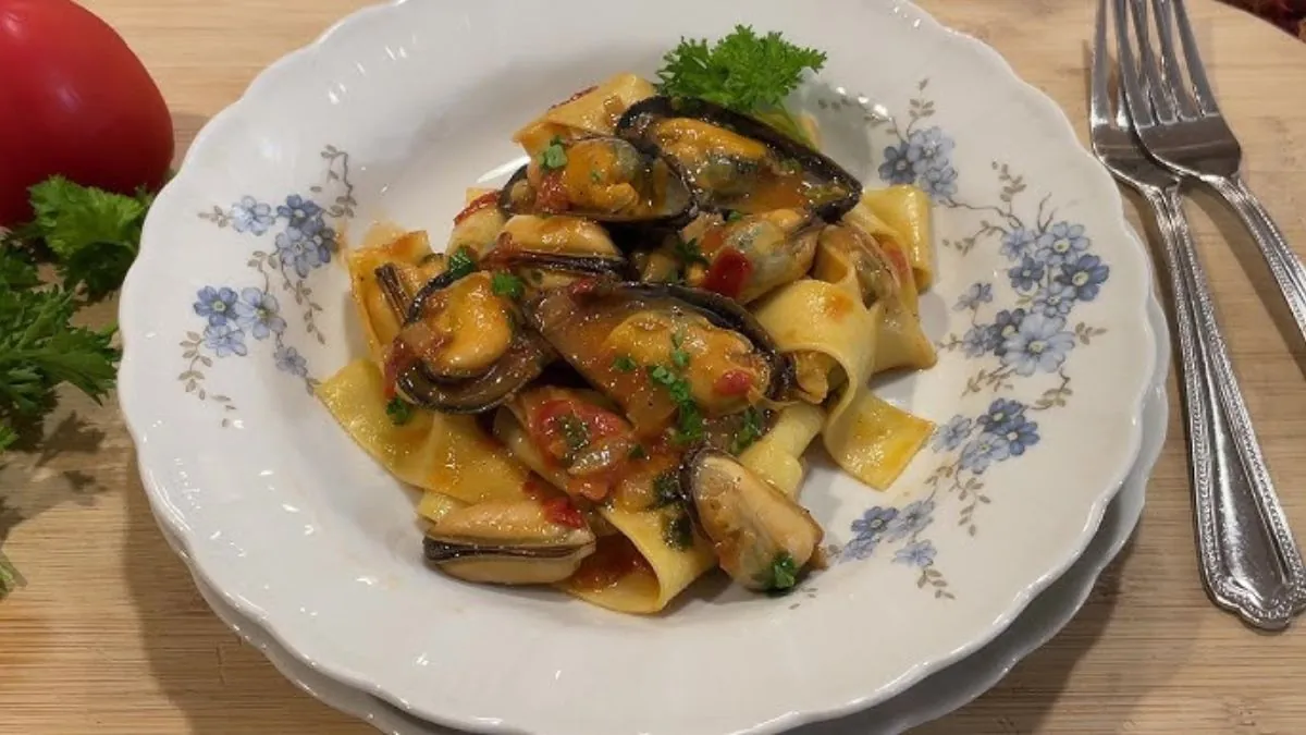 Pasta con mejillones, albahaca y tomates secos: una receta fácil para hacer paso a paso