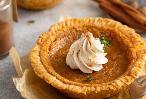 El pastel de boniato y canela ideal para los que no saben cocinar: fácil, rápido y buenísimo