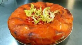 Pastel de salmón ahumado relleno de queso y nueces escabechadas: «Una cena gourmet»
