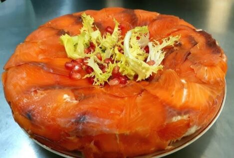 Pastel de salmón ahumado relleno de queso y nueces escabechadas: «Una cena gourmet»