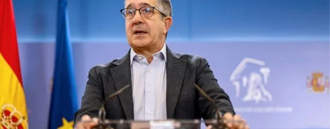 El Gobierno y Junts chocan por la atención al cliente en catalán en toda España