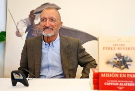 Pérez-Reverte: «Sánchez no se va a ir, aunque pierda, está vendiendo hasta a su abuela»