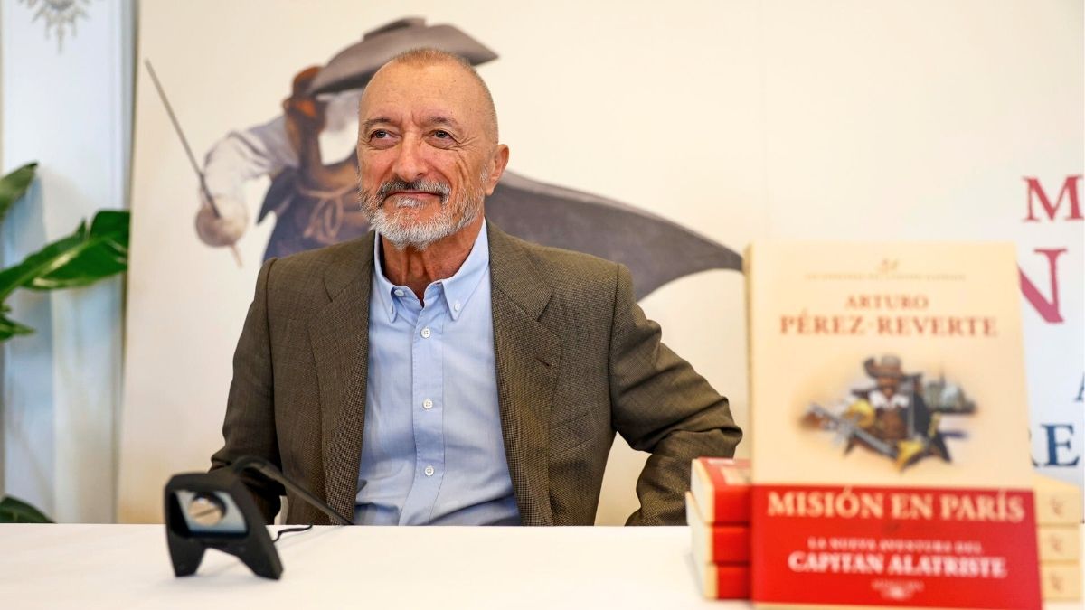 Pérez-Reverte: «Sánchez no se va a ir, aunque pierda, está vendiendo hasta a su abuela»