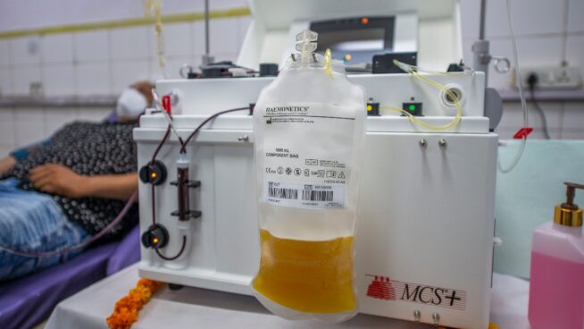 El bajo precio que paga España por fármacos derivados del plasma amenaza su suministro