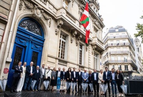 El PNV toma posesión del Cervantes de París e iza la ikurriña en la fachada
