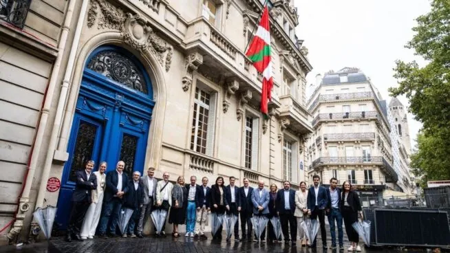 El PNV toma posesión del Cervantes de París e iza la ikurriña en la fachada