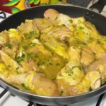 Pollo encebollado