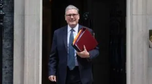 Starmer hunde al laborismo en los comicios locales ingleses y Farage dispara a la derecha
