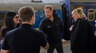 El príncipe Harry visita a heridos de guerra en Ucrania con el favor del Gobierno inglés