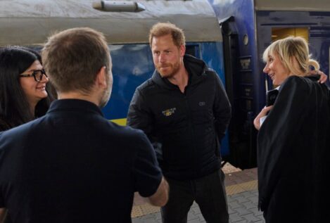 El príncipe Harry visita a heridos de guerra en Ucrania con el favor del Gobierno inglés