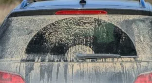 Una psicóloga revela el significado de tener el coche sucio casi siempre