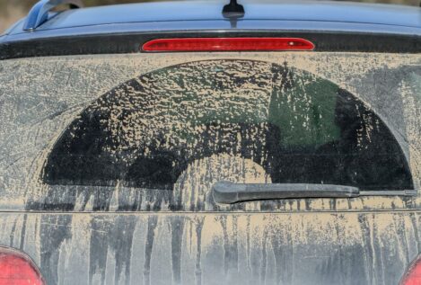 Una psicóloga revela el significado de tener el coche sucio casi siempre