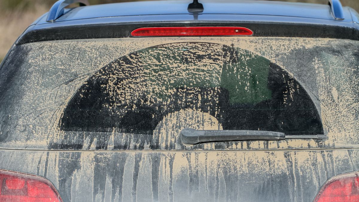 Una psicóloga revela el significado de tener el coche sucio casi siempre