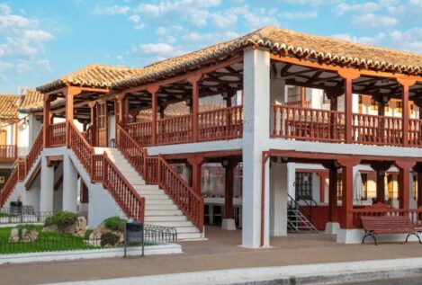 El pueblo de Castilla-La Mancha conocido por sus molinos y una plaza quijotesca