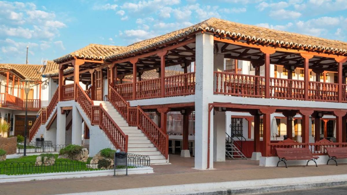 El pueblo de Castilla-La Mancha conocido por sus molinos y una plaza quijotesca