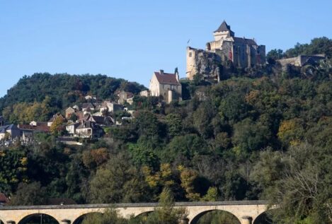 El pueblo francés que tiene un castillo medieval: «Lo compraron a los ingleses por 400 escudos de oro»