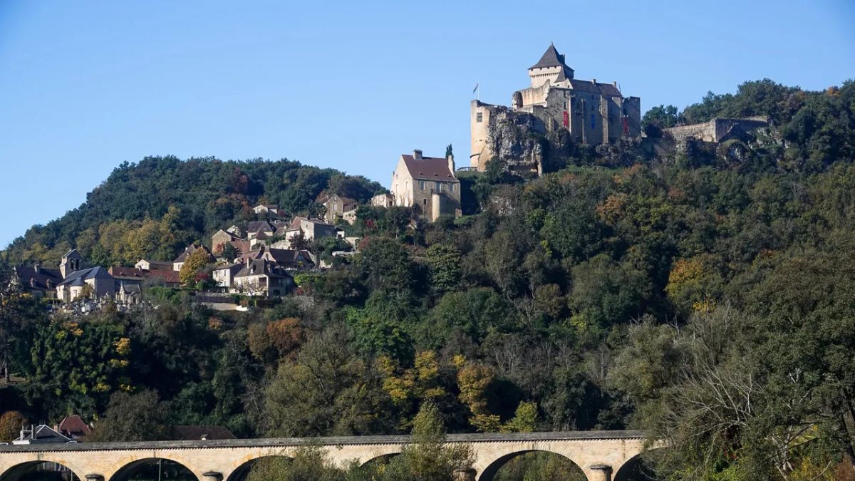 El pueblo francés que tiene un castillo medieval: «Lo compraron a los ingleses por 400 escudos de oro»