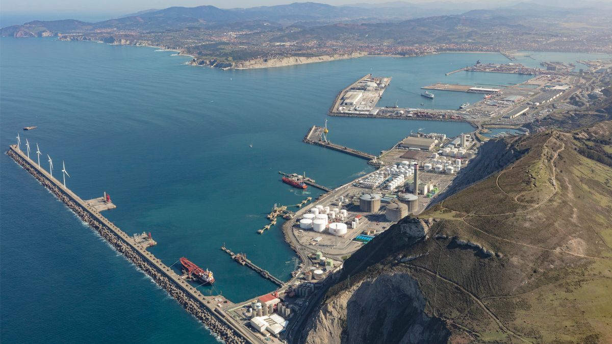 Cinco trabajadores heridos en una deflagración en una empresa en el Puerto de Bilbao