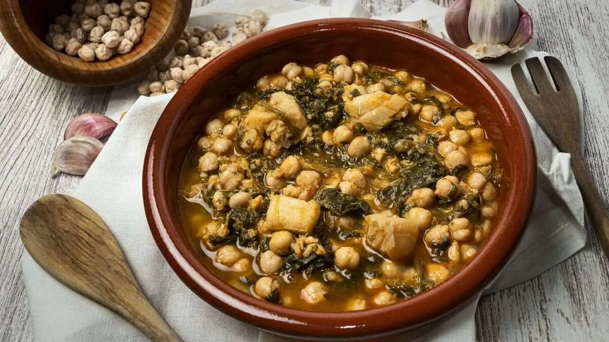 El potaje de garbanzos y bacalao de mi abuela: tradición y sabor en cada bocado