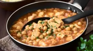 La receta de garbanzos con pollo y verduras de mi abuela que nunca sobra en la mesa
