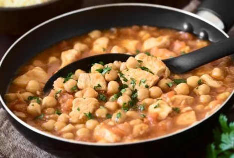 La receta de garbanzos con pollo y verduras de mi abuela que nunca sobra en la mesa