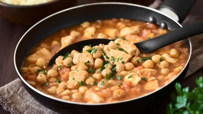 La receta de garbanzos con pollo y verduras de mi abuela que nunca sobra en la mesa