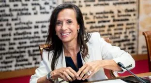 El sector eléctrico sentencia a Beatriz Corredor en el aniversario del apagón: «No debe seguir»