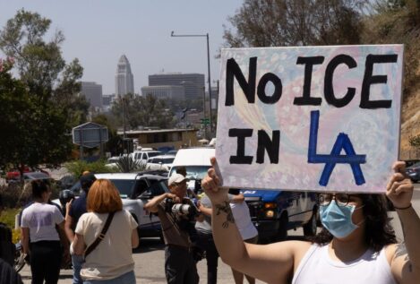 California impone restricciones para frenar las tácticas de inmigración encubiertas de Trump