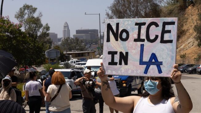 California impone restricciones para frenar las tácticas de inmigración encubiertas de Trump