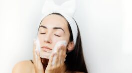 La rutina en cuatro pasos que los dermatólogos recomiendan para prevenir el envejecimiento