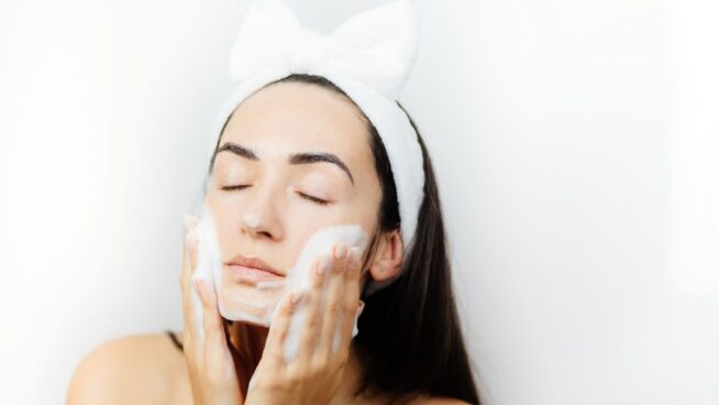 La rutina en cuatro pasos que los dermatólogos recomiendan para prevenir el envejecimiento