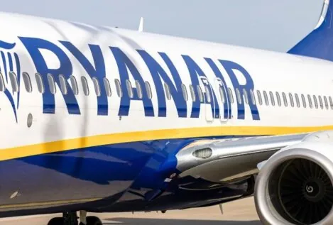 Ryanair cerrará su base de Santiago y cancelará los vuelos a Vigo y Tenerife Norte