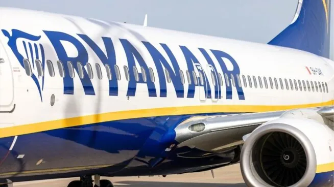 Ryanair cerrará su base de Santiago y cancelará los vuelos a Vigo y Tenerife Norte
