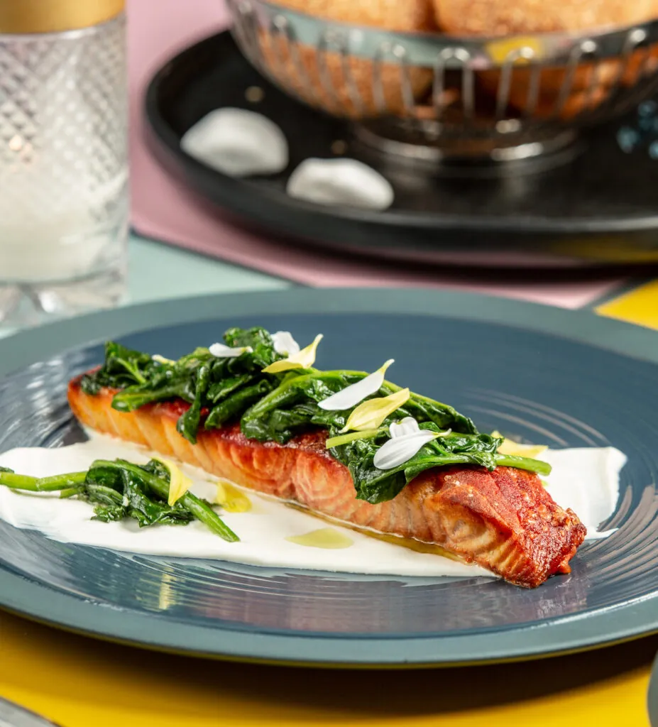 El salmón es una fuente inagotable de nutrientes, rico en ácidos grasos omega-3, vitamina D y proteínas de alta calidad