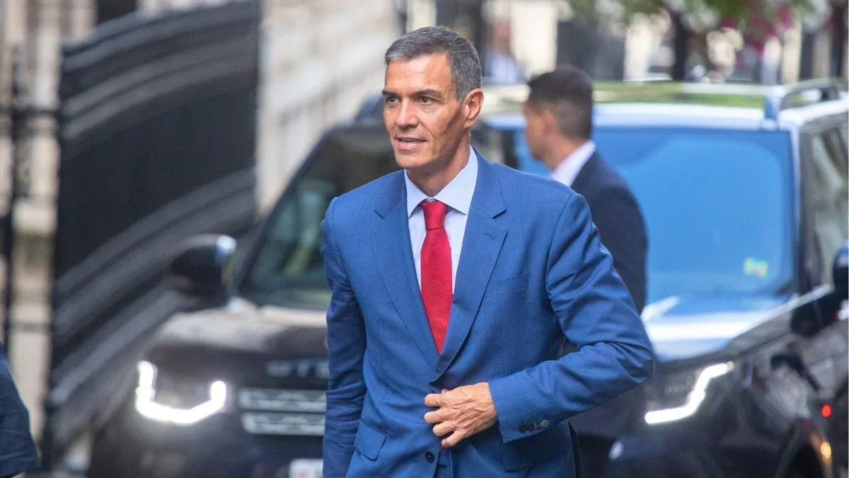 Sánchez, obligado a regresar a Madrid por una avería en el avión en el que viajaba a París