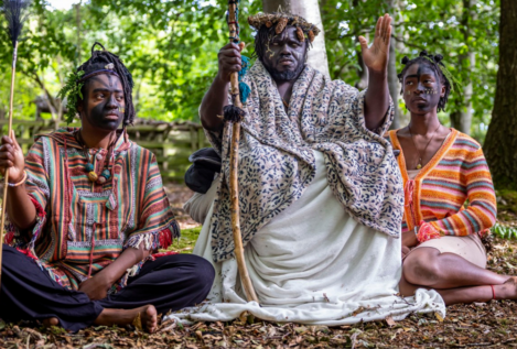 El último desafío escocés: una 'tribu africana' acampa en un bosque y declara un reino propio